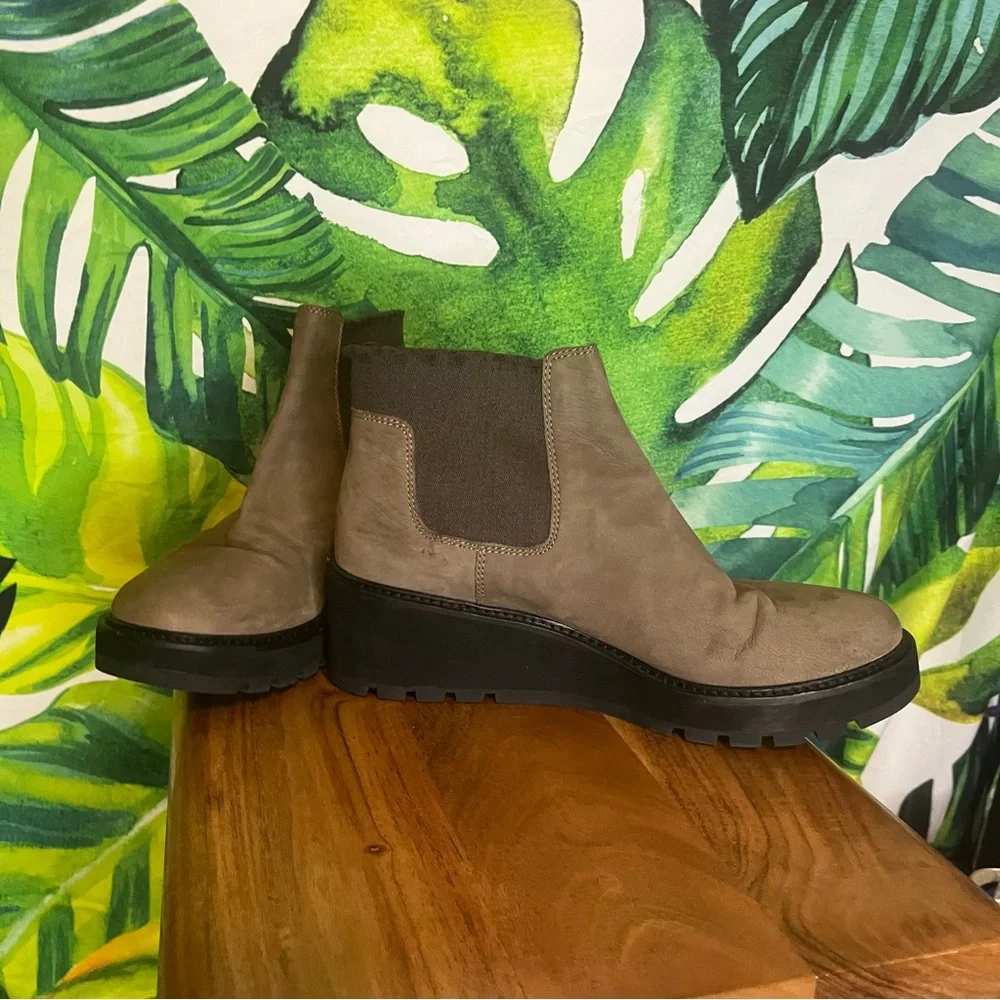 Eileen Fisher 9.5 Brown Black Leather Pull On City Fall Chelsea Lug Sole Booties